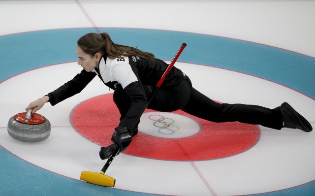 Bronzovou medaili při premiéře curlingu smíšených dvojic na zimních olympijských hrách získali ruští manželé Anastasia Bryzgalovová a Alexandr Krušelnickij