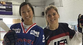 Opravdu jsou to sestry! Američanka a Korejka budou soupeřit v hokejovém turnaji