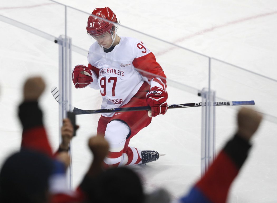 Nikita Gusev se raduje z ruského gólu v semifinále proti Česku