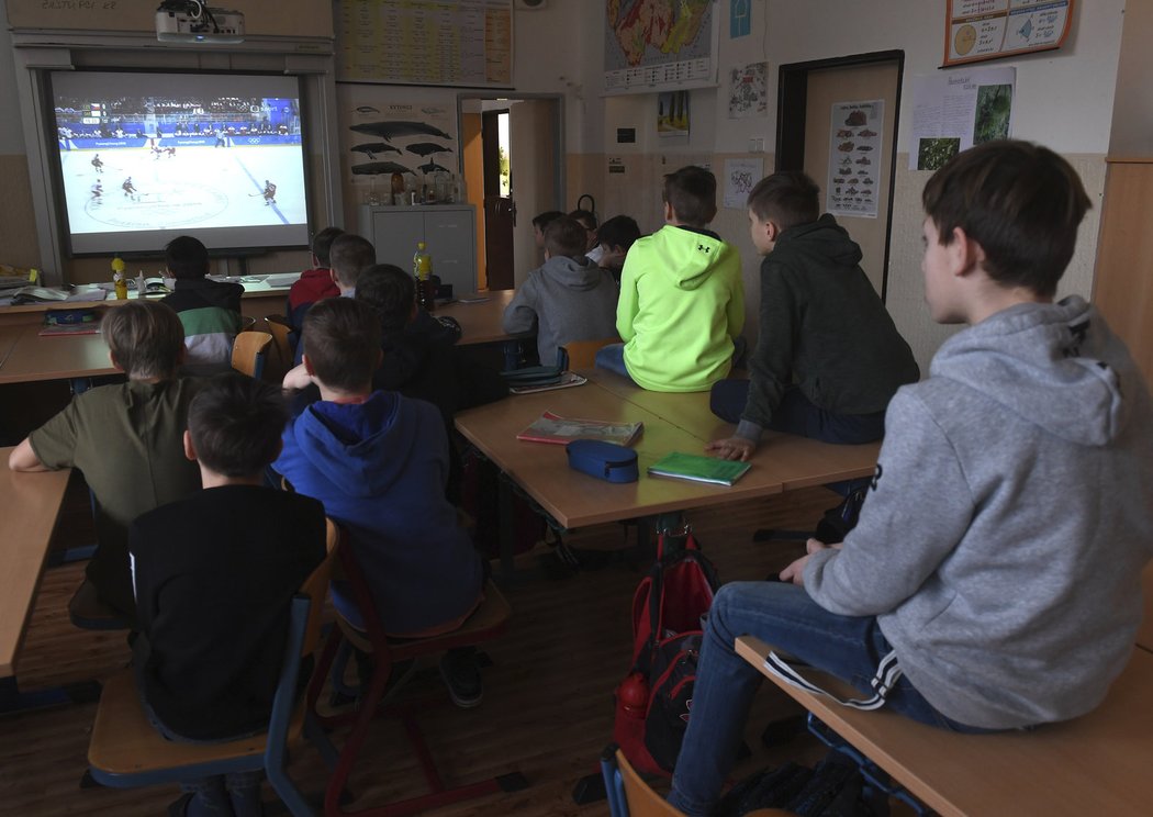 Žáci v jedné z pražských škol sledují utkání Česko - Rusko