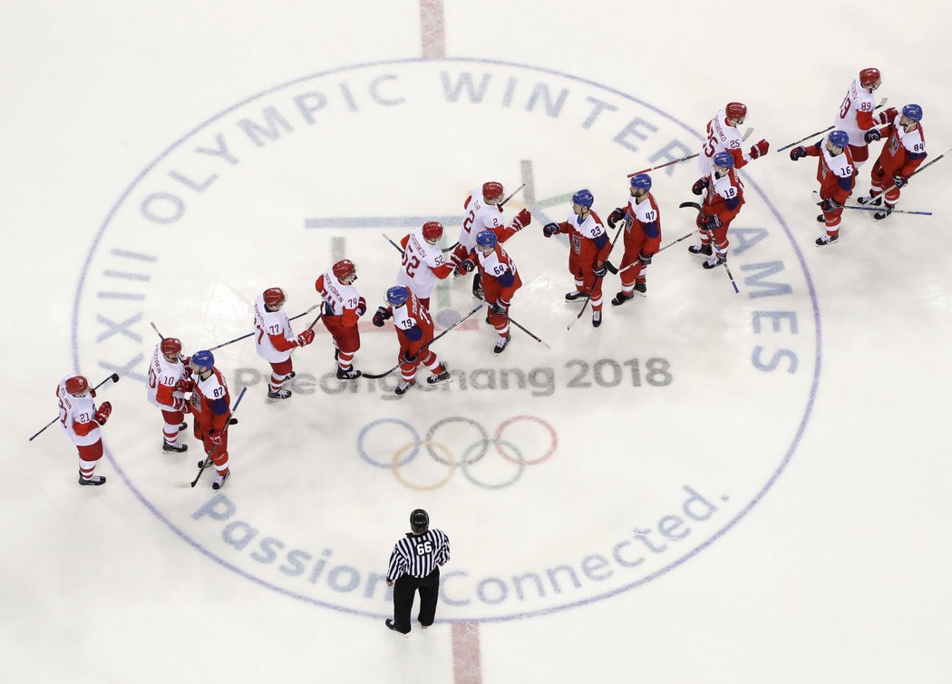 Čeští a ruští hokejisté se zdraví po konci olympijského semifinále