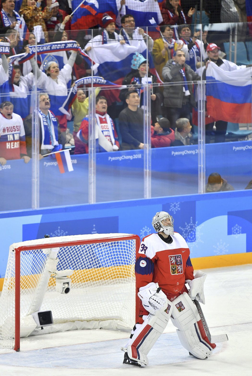 Ruští fanoušci za českou bránou, kterou hájil Pavel Francouz