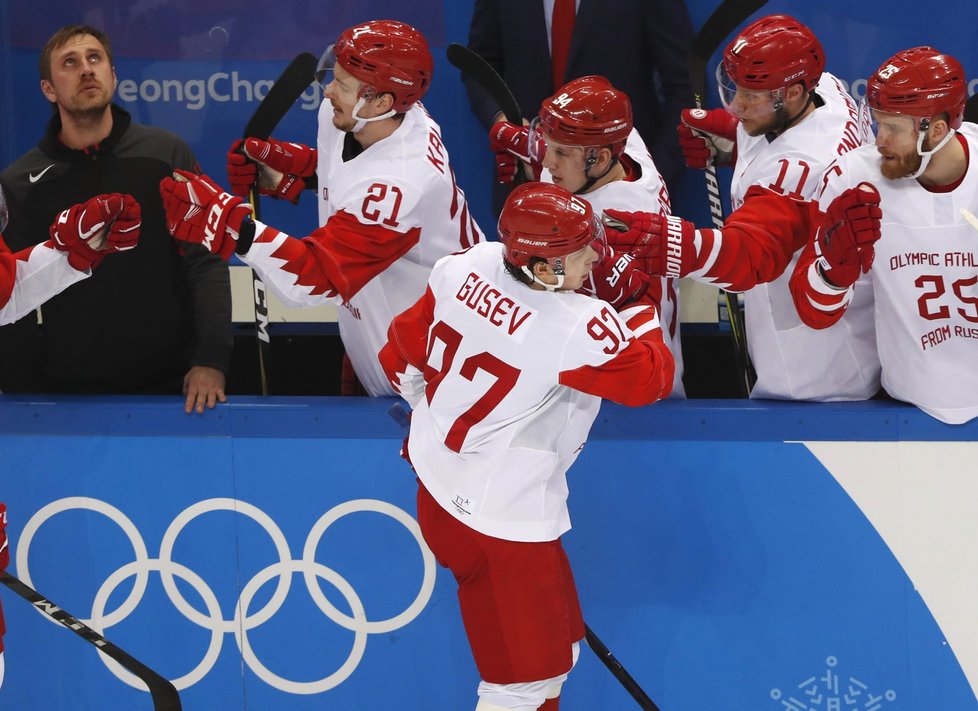 Ruští hokejisté se radují z gólu do české branky