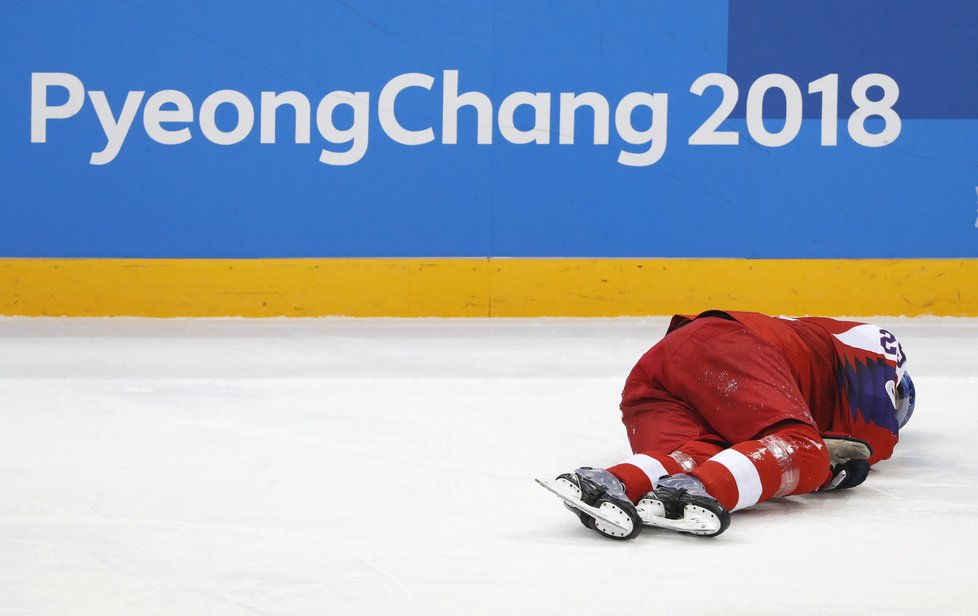 Zraněný Jan Kolář leží na ledě při zápase s Ruskem