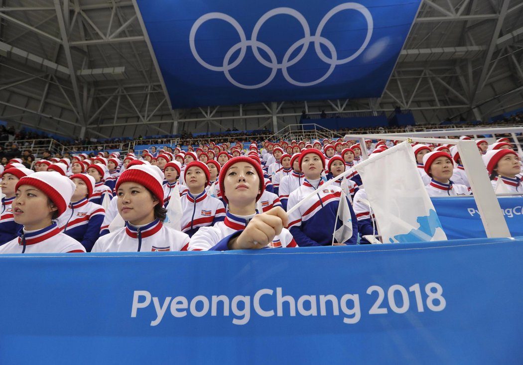 Cheerleaders z KLDR působily při utkání tradičně velmi organizovaně