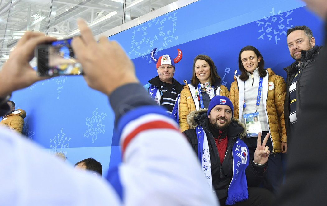 Medailistky Eva Samková a Martina Sáblíková se fotí s fanoušky na hokejovém utkání českých hokejistů s Kanadou