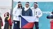 Starosta olympijské vesnice Rjo Sung-min (vpravo) předal při slavnostním ceremoniálu dar šéfovi české výpravy Martinovi Doktorovi (uprostřed). Vlevo je členka týmu ČOV Martina Voříšková.