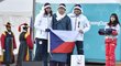 Starosta olympijské vesnice Rjo Sung-min (vpravo) předal při slavnostním ceremoniálu dar šéfovi české výpravy Martinovi Doktorovi (uprostřed). Vlevo je členka týmu ČOV Martina Voříšková.