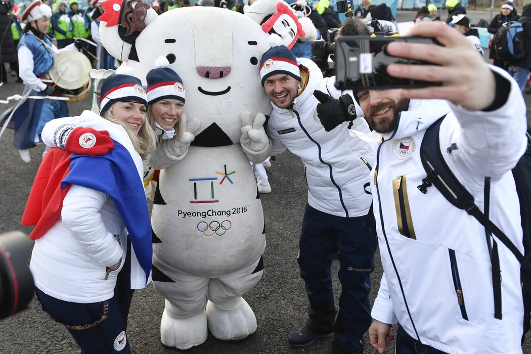 Členové české olympijské výpravy se fotí s maskotem zimních her, bílým tygrem jménem Soohorang