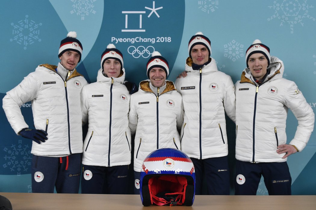 Čeští skokani na lyžích přestavili novou přilbu