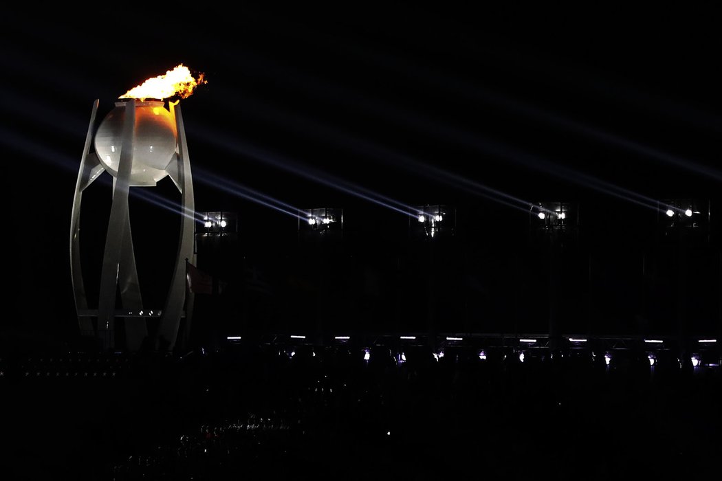 V Pchjongčchangu už hoří olympijský oheň