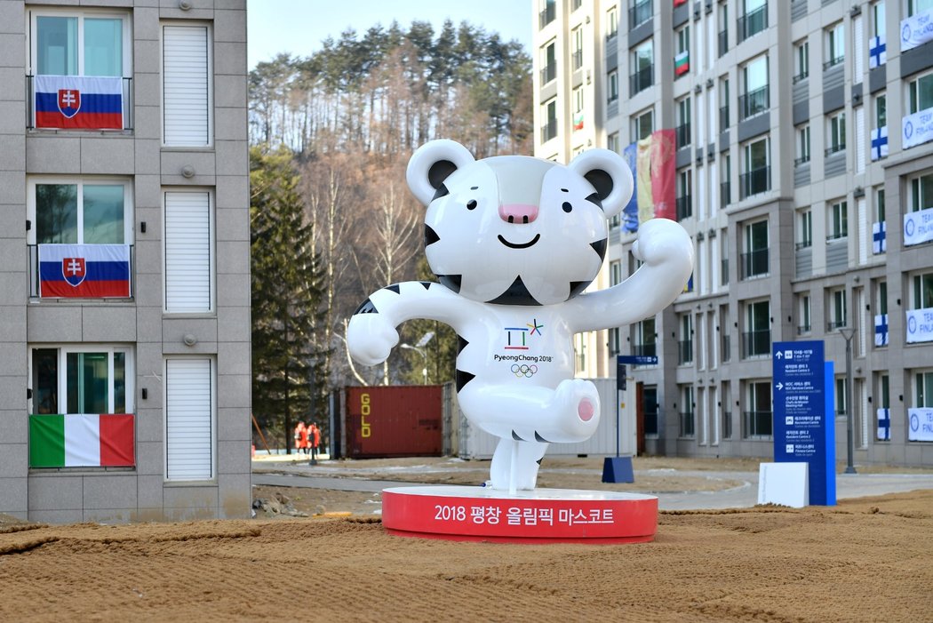 Oficiální maskot her vítá sportovce v olympijské vesnici