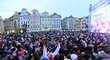 Stovky fanoušků vítaly na Staroměstském náměstí Ester Ledeckou i Martinu Sáblíkovou, nechyběly ani ti nejmenší