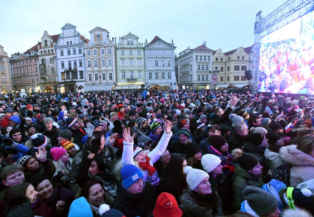 Stovky fanoušků vítaly na Staroměstském náměstí Ester Ledeckou i Martinu Sáblíkovou, nechyběly ani ti nejmenší