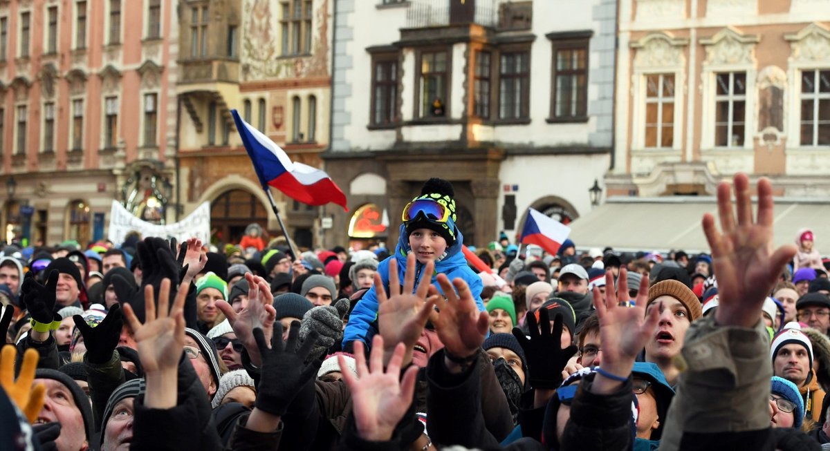 Stovky fanoušků vítaly na Staroměstském náměstí Ester Ledeckou i Martinu Sáblíkovou, nechyběly ani ti nejmenší