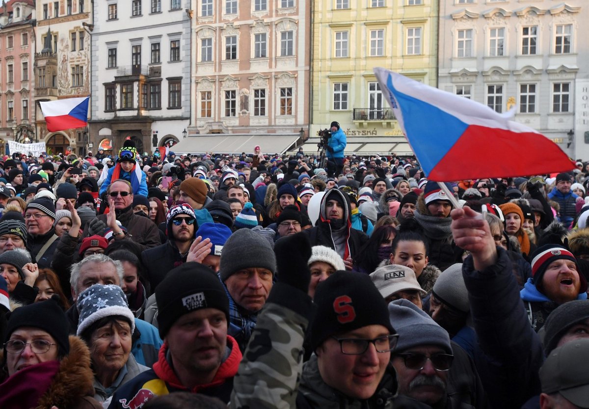 Stovky fanoušků vítaly na Staroměstském náměstí Ester Ledeckou i Martinu Sáblíkovou, nechyběly ani ti nejmenší