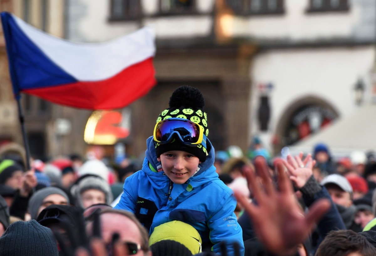 Stovky fanoušků vítaly na Staroměstském náměstí Ester Ledeckou i Martinu Sáblíkovou, nechyběly ani ti nejmenší