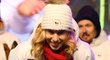 Ester Ledecká se kloní českým fanoušků při přivítání na Staroměstském náměstí v Praze