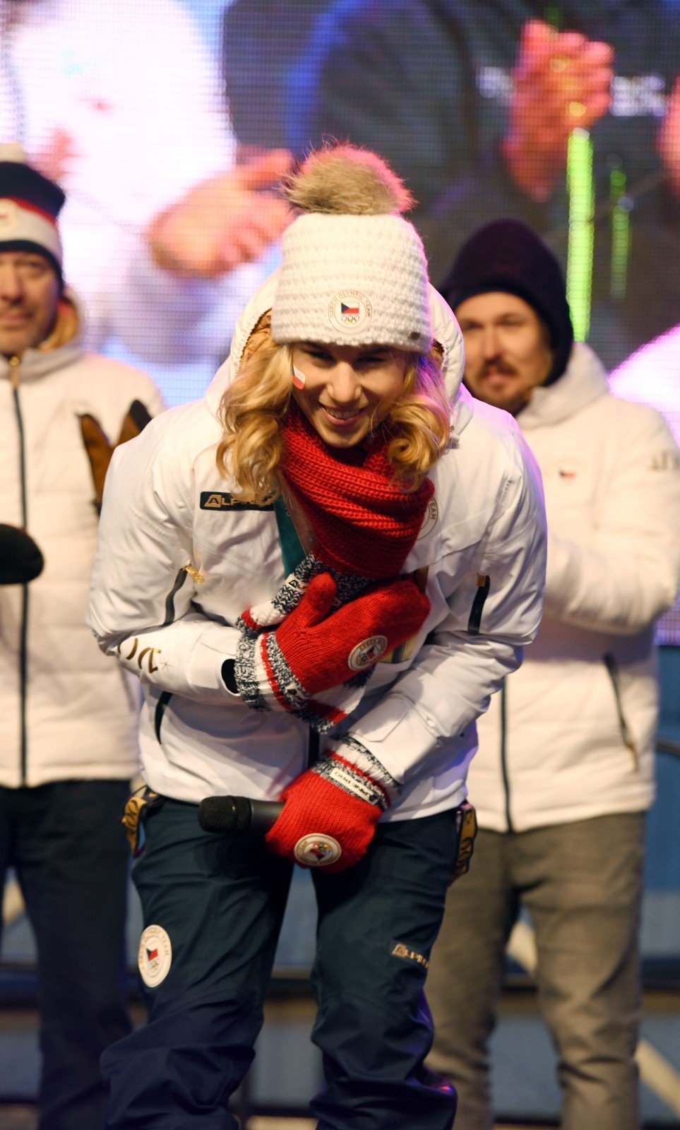 Ester Ledecká se kloní českým fanoušků při přivítání na Staroměstském náměstí v Praze