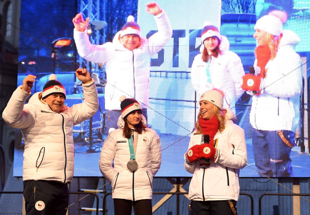 Ester Ledecká, Martina Sáblíková a její trenér Petr Novák na Staroměstském náměstí v Praze při přivítání fanoušků