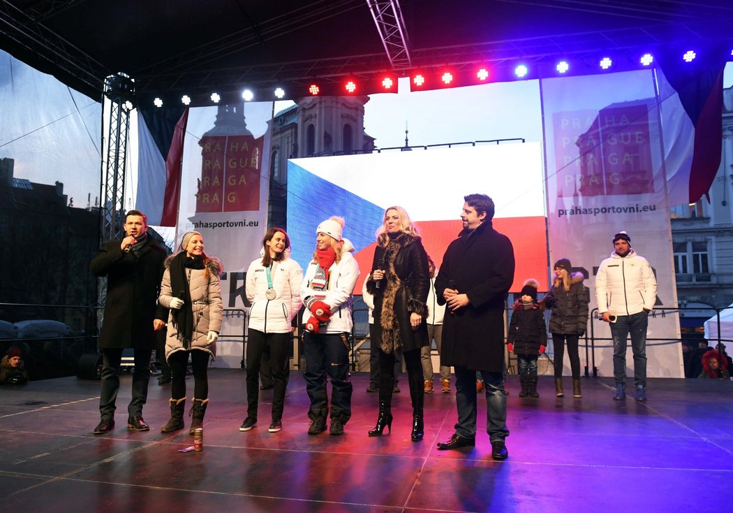 Ester Ledecká a Martina Sáblíková při přivítání fanoušky na Staroměstském náměstí v praze