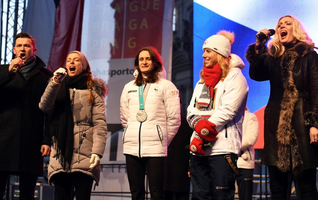 Ester Ledecká a Martina Sáblíková na Staroměstském náměstí při oslavě jejich sportovních úspěchů na ZOH 2018