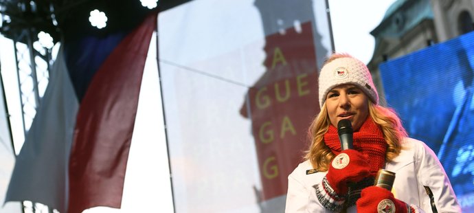 Ester Ledecká při přivítání od fanoušků na Staroměstském náměstí