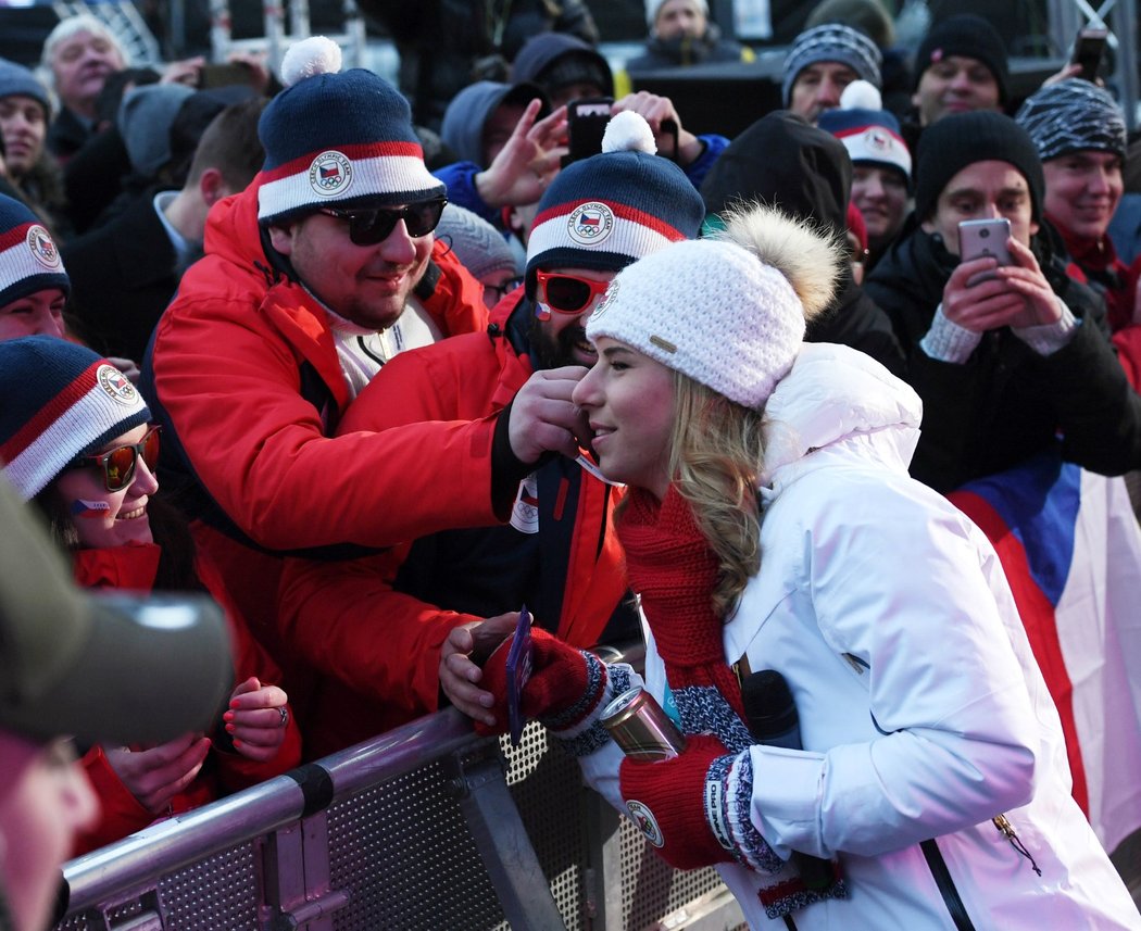 Ester Ledecká se vítá s fanoušky v Praze