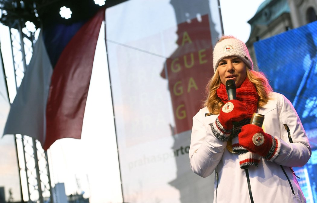 Ester Ledecká při přivítání od fanoušků na Staroměstském náměstí