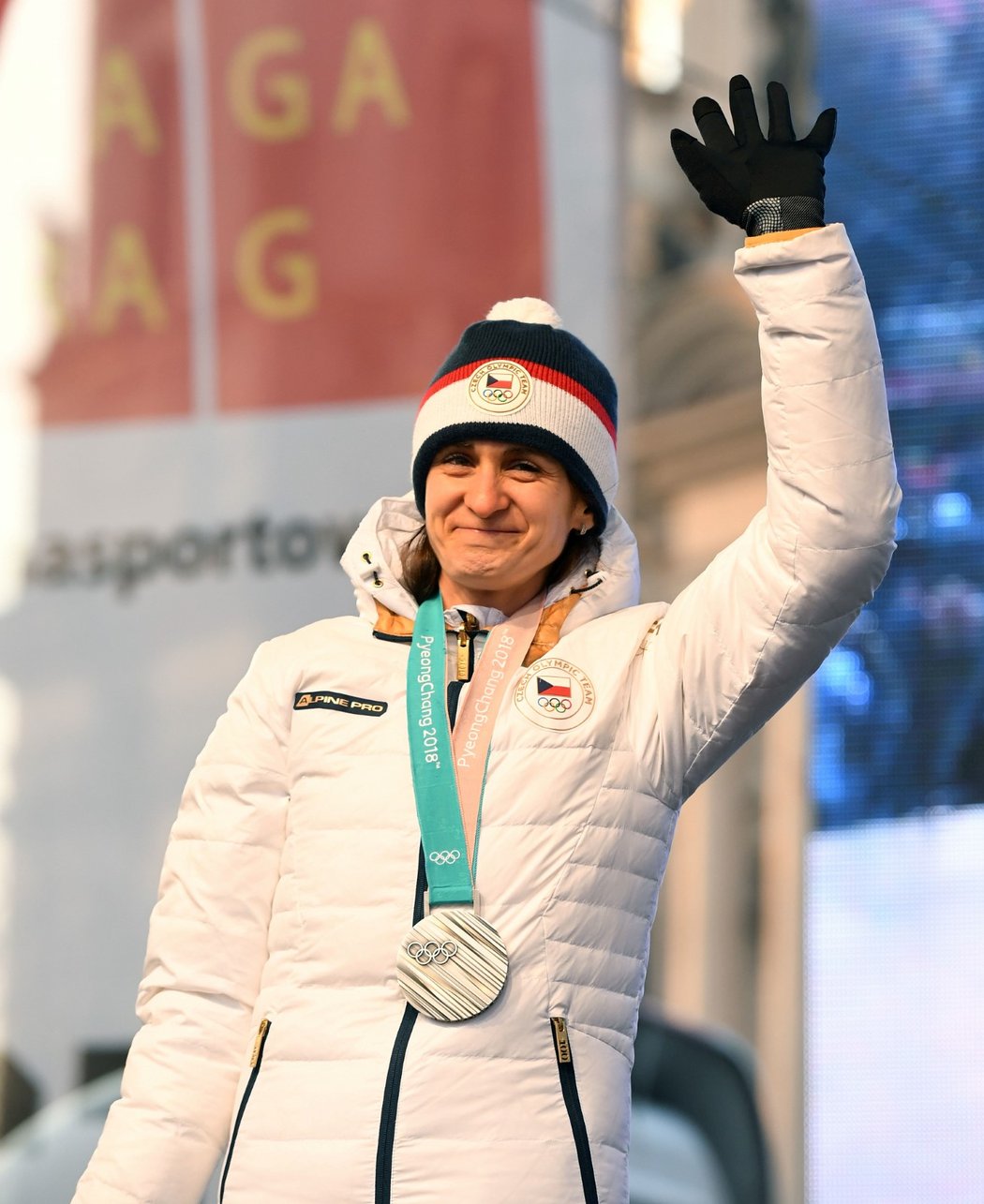 Stříbrná medailistka Martina Sáblíková mává fanouškům na Staroměstském náměstí