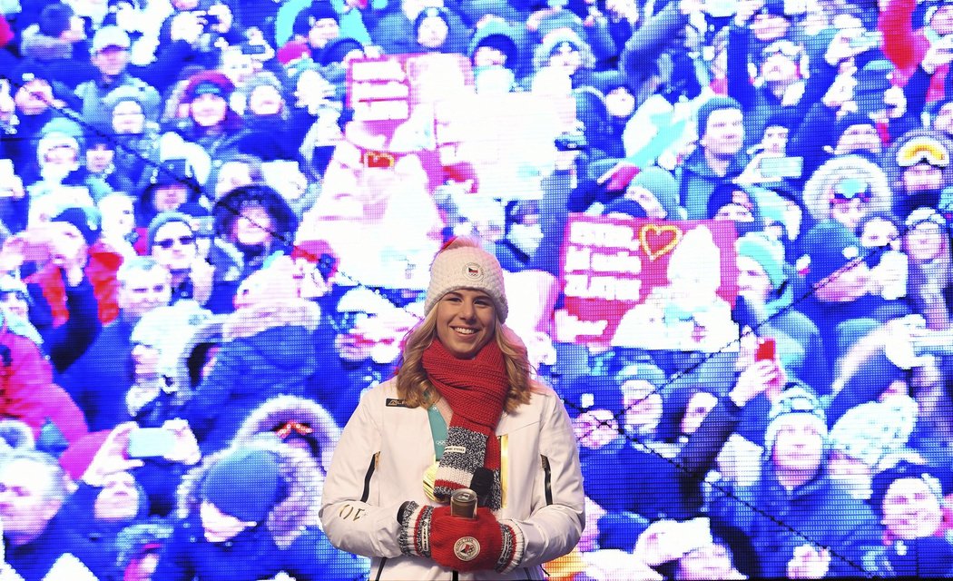 Fanoušci vítali Ester Ledeckou děkovnými cedulemi za její dvě zlaté medaile