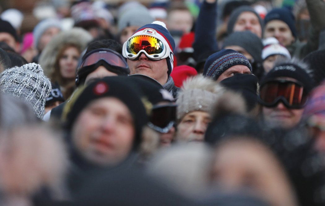 Na výzvu deníku Sport dorazili fanoušci v lyžařských brýlích, aby oslavili olympijskou hrdinku