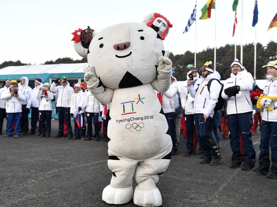 Členové české výpravy s maskotem olympijských her v Pchjongčchangu
