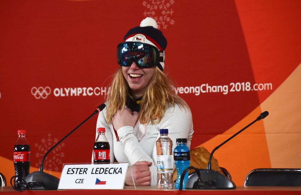 Brýle si Ester Ledecká nesundala ani na tiskové konferenci. Záhy vysvětlila novinářům proč.