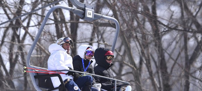 Ester Ledecká na lanovce při snowboardovém tréninku v doprovodu svých rodičů