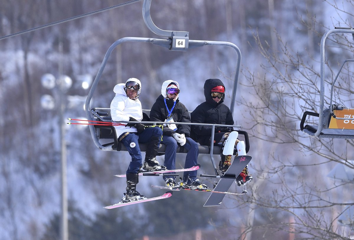 Ester Ledecká na lanovce při snowboardovém tréninku v doprovodu svých rodičů