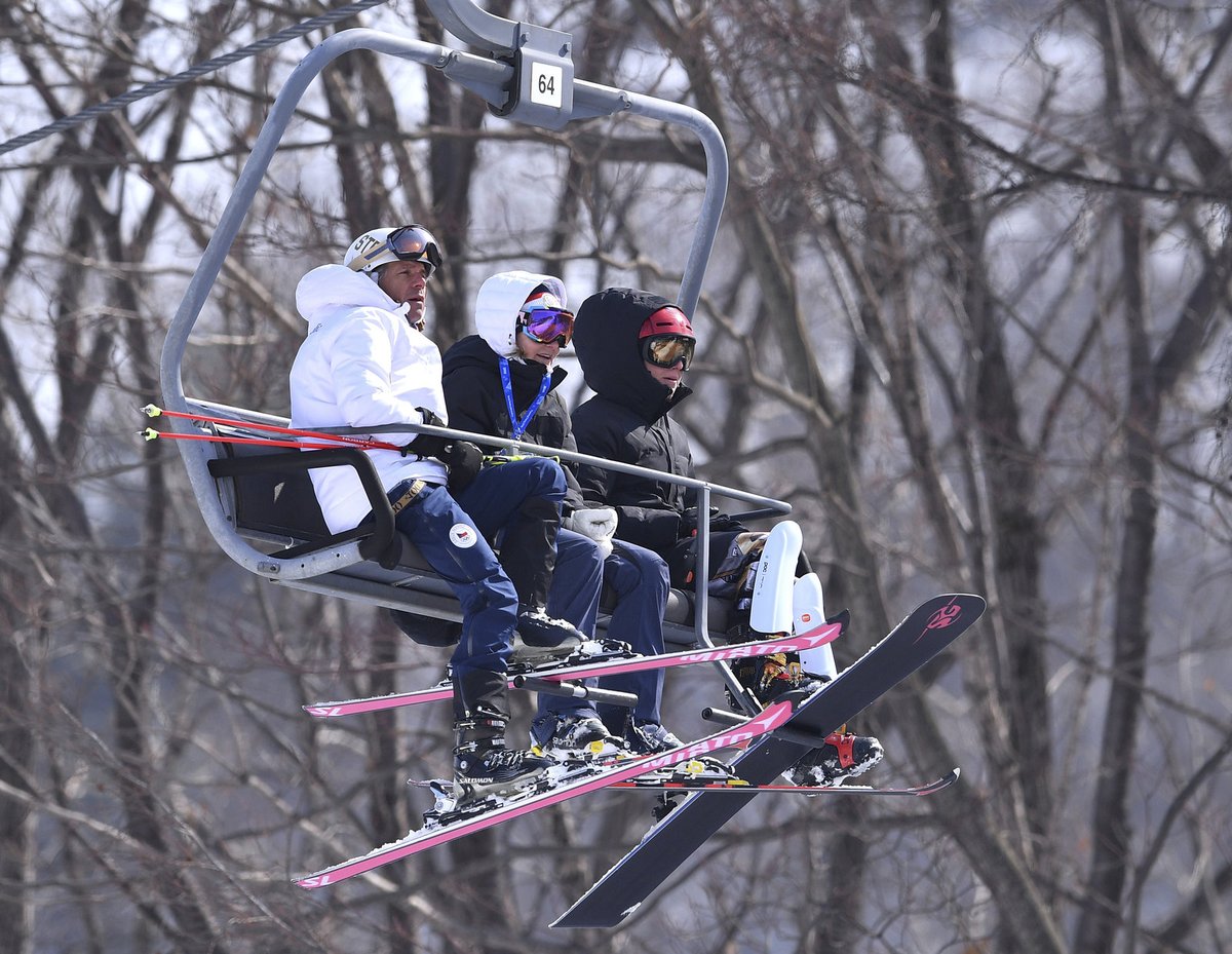 Ester Ledecká na lanovce při snowboardovém tréninku v doprovodu svých rodičů