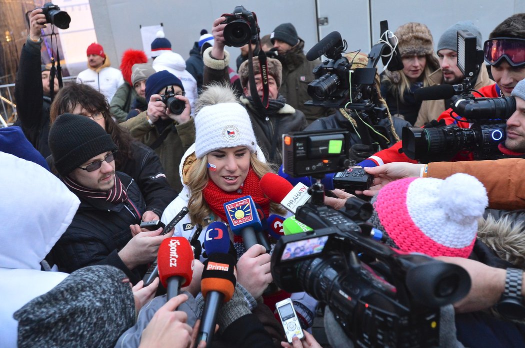 Dvojnásobná olympijská vítězka Ester Ledecká v obležení novinářů