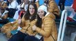 Lyžařky Gabriela Capová a Martina Dubovská v hledišti hokejového stadionu ukazují palce nahoru - pro zlatou Ester Ledeckou