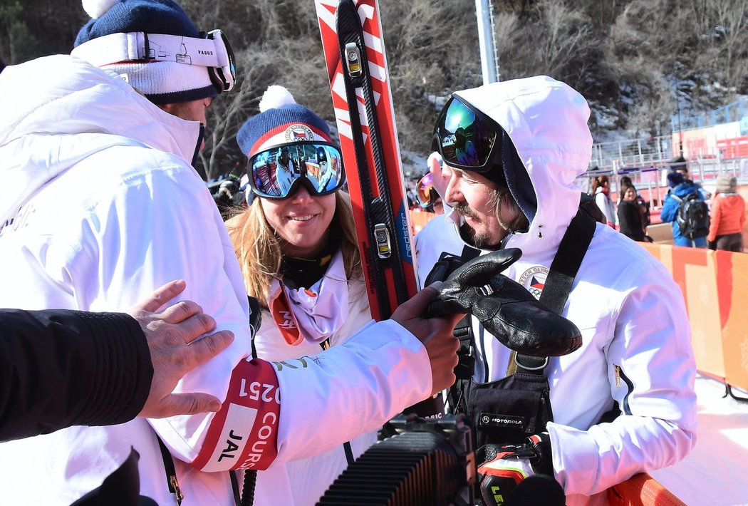 Ester Ledecká s trenérem Ondřejem Bankem v cíli zlatého závodu