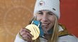 Ester Ledecká se zlatou medailí za superobří slalom