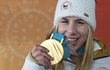 Ester Ledecká se zlatou medailí za superobří slalom