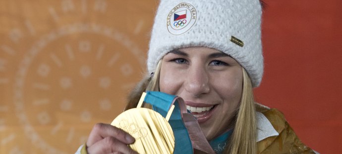 Ester Ledecká se zlatou medailí za superobří slalom.