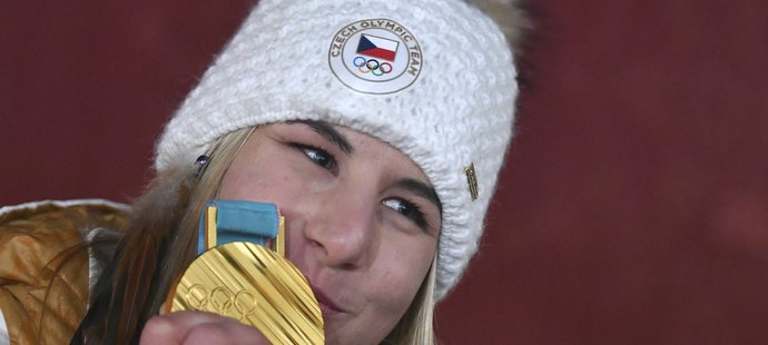 Česká senzace! Ester Ledecká ze zlatou medailí za superobří slalom.