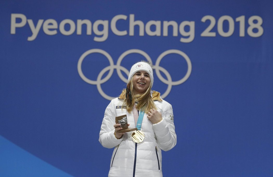 Ester Ledecká se zlatou medailí na krku