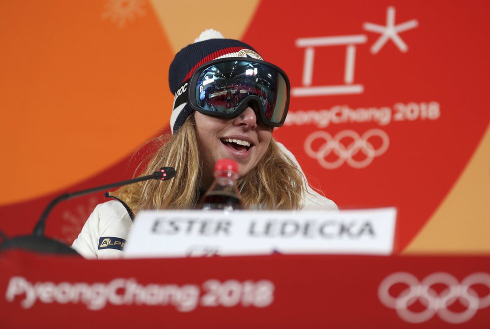 Na tiskové konferenci po zlatém závodu si Ester Ledecká nesundala brýle.