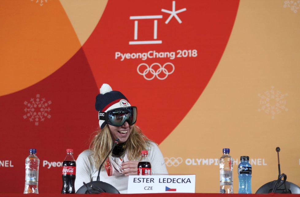 Na tiskové konferenci po zlatém závodu si Ester Ledecká nesundala brýle.