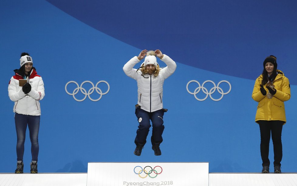 Ester Ledecká si užívá radost při slavnostním ceremoniálu.