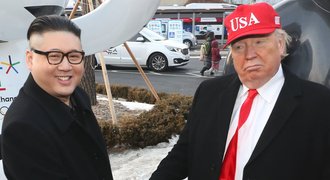 "Hvězdní hosté" na zahájení Her. Dvojníky Trumpa a Kim Jong-Una vyvedla ochranka