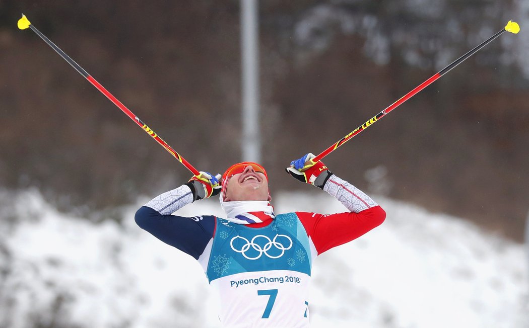 Simen Hegstad Krüger slaví nečekané zlato ze skiatlonu